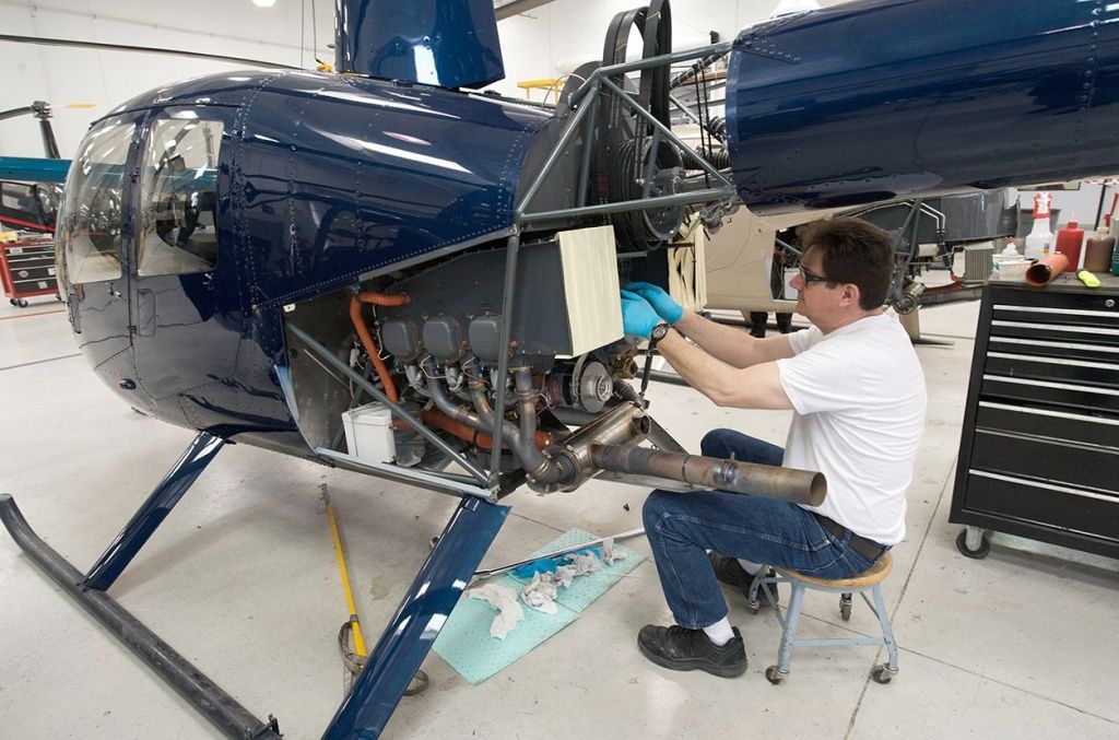 mechanic_works_R44_engine.jpg mechanic_works_R44_engine.jpg
